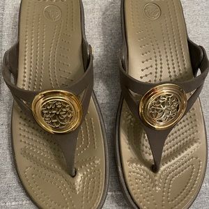 COPY - NWOT Crocs sanrah circle wedge flip